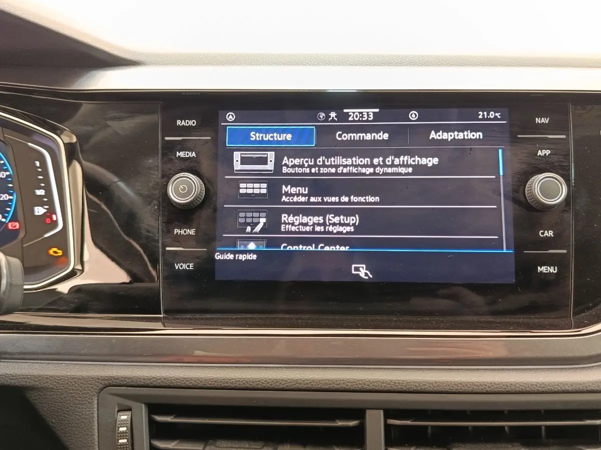 Écran tactile central du tableau de bord du Volkswagen Taigo 1.5 TSI 150 DSG Style, affichage menu et réglages.