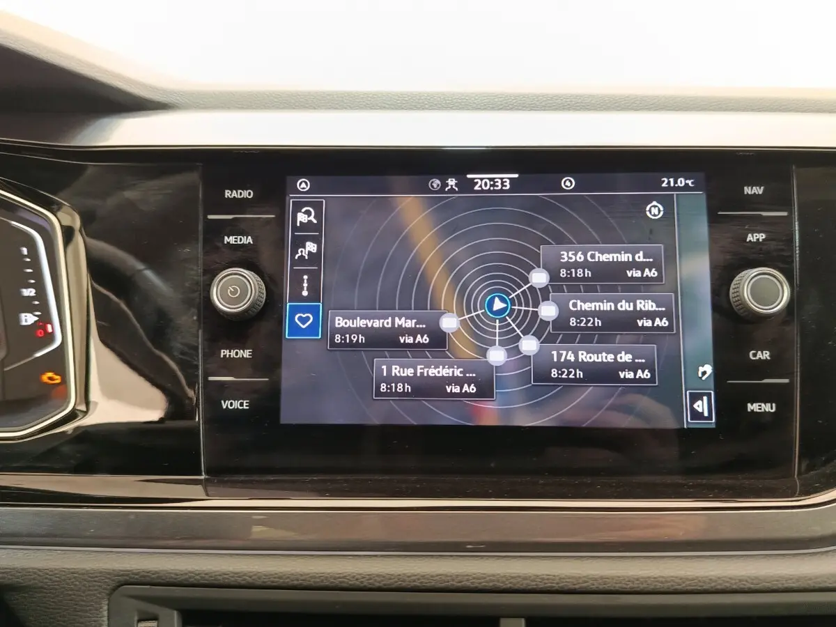 Écran tactile central du Volkswagen Taigo 2023 affichant le système de navigation avec options de trajet.