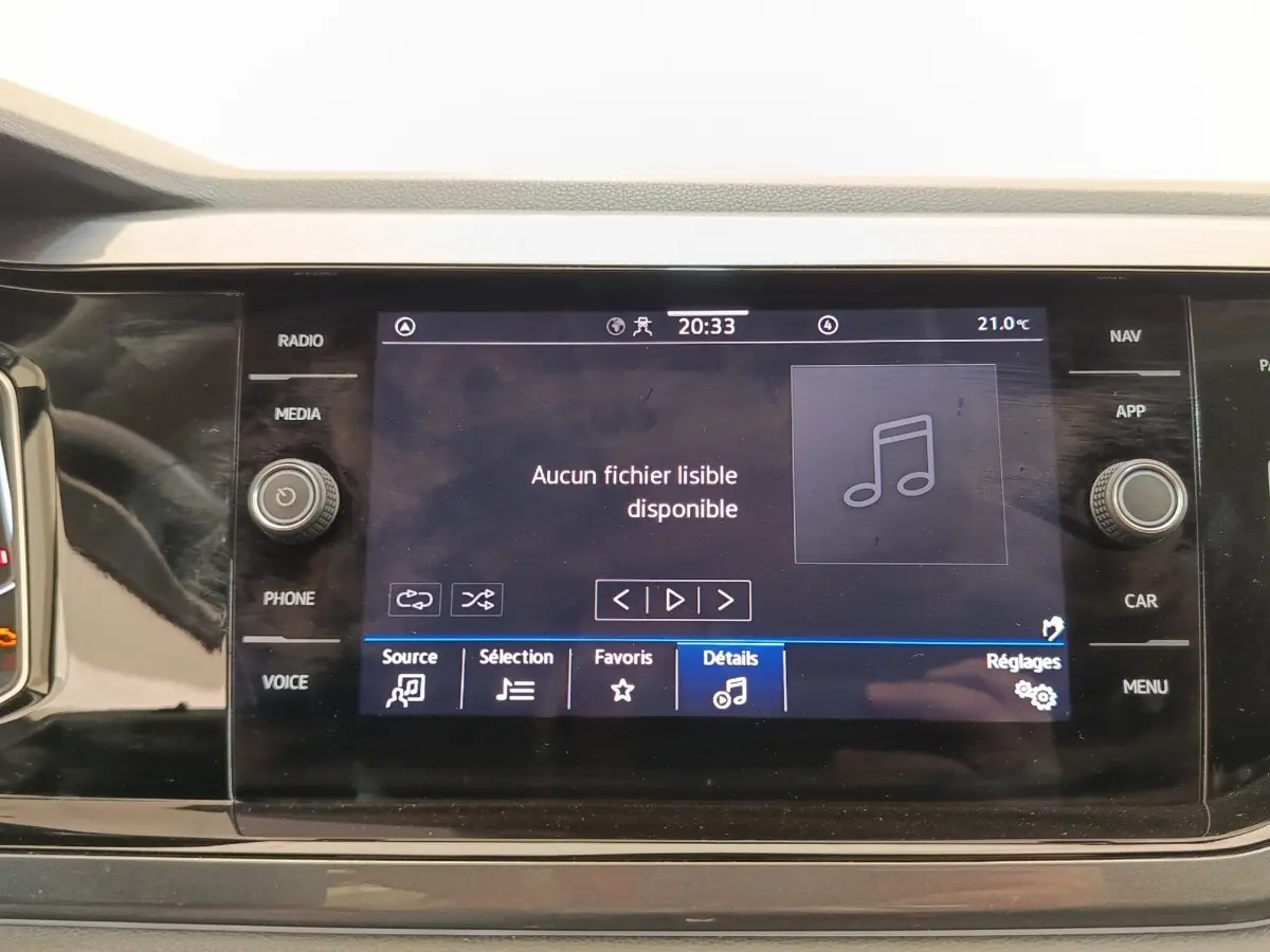 Écran tactile central du Volkswagen Taigo 2023 affichant un menu multimédia, entouré de boutons noirs.