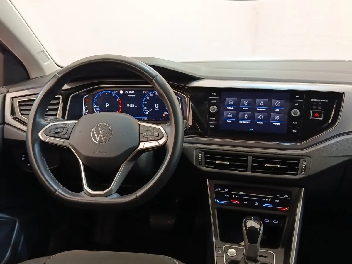 Vue intérieure frontale du tableau de bord et volant cuir noir du Volkswagen Taigo 1.5 TSI 150 DSG Style 2023.
