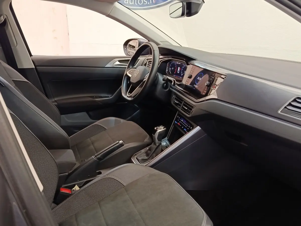 Intérieur de la Volkswagen Taigo gris foncé, vue côté conducteur, tableau de bord digital et volant cuir alu.