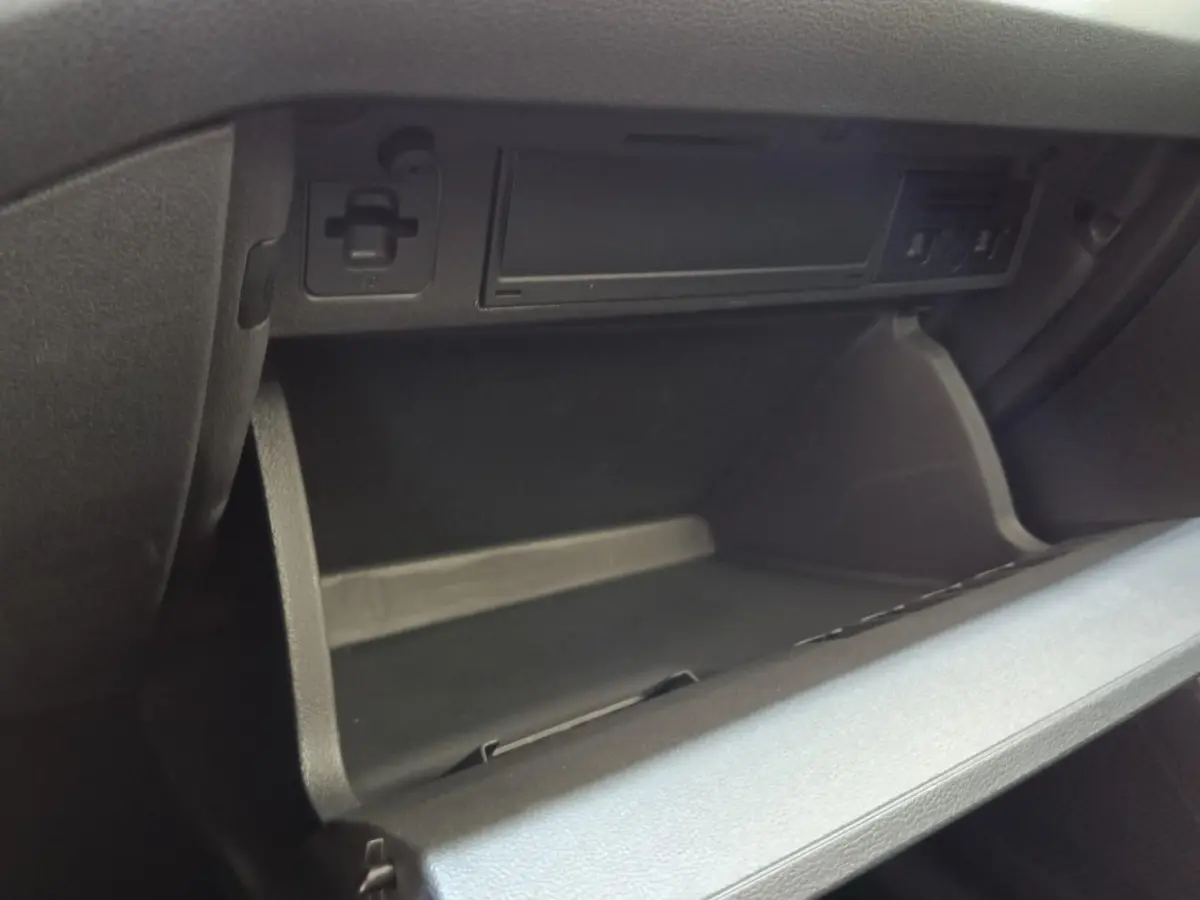 Gant de boîte à gants ouvert en plastique noir dans l’habitacle du Volkswagen Taigo 1.5 TSI 150 DSG Style 2023.