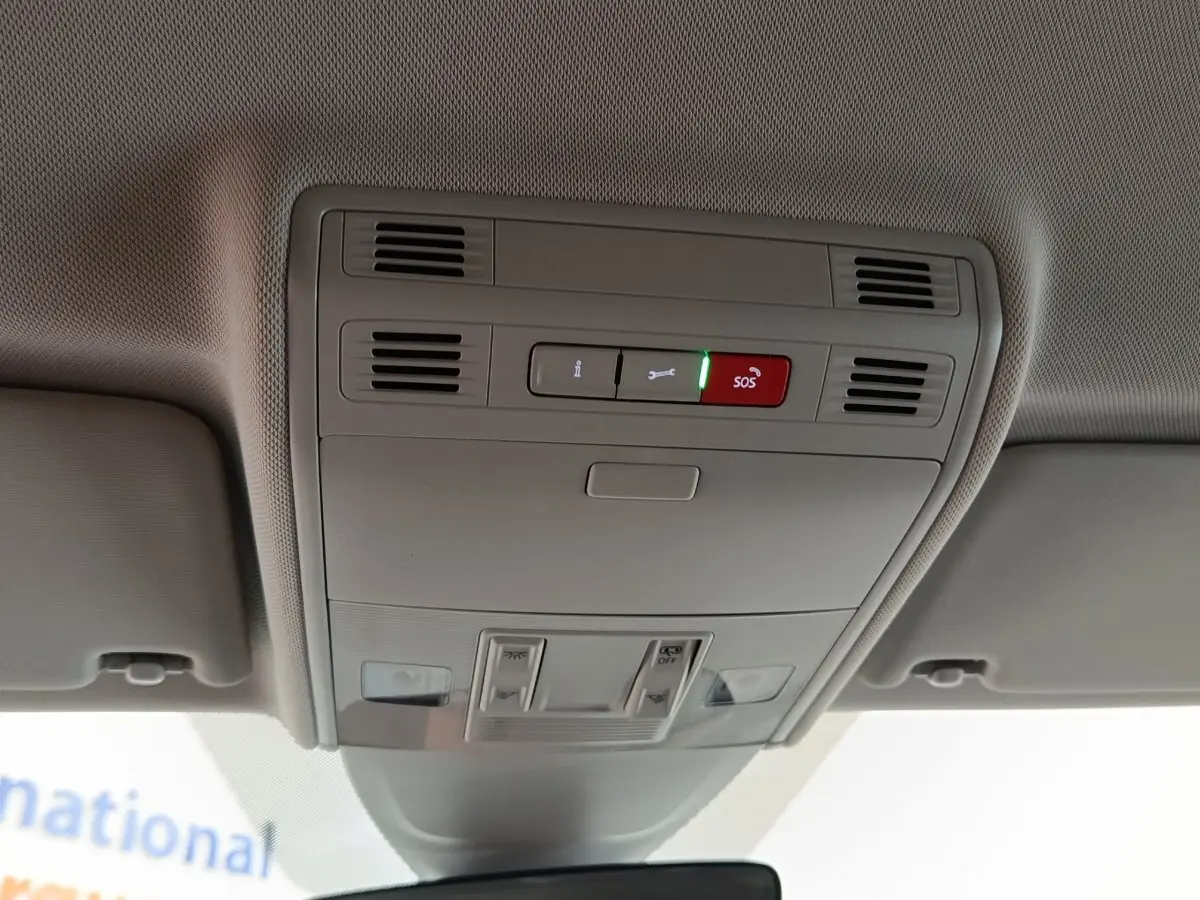 Vue en gros plan du plafonnier gris clair avec boutons SOS et éclairage intérieur du Volkswagen Taigo 1.5 TSI 2023.