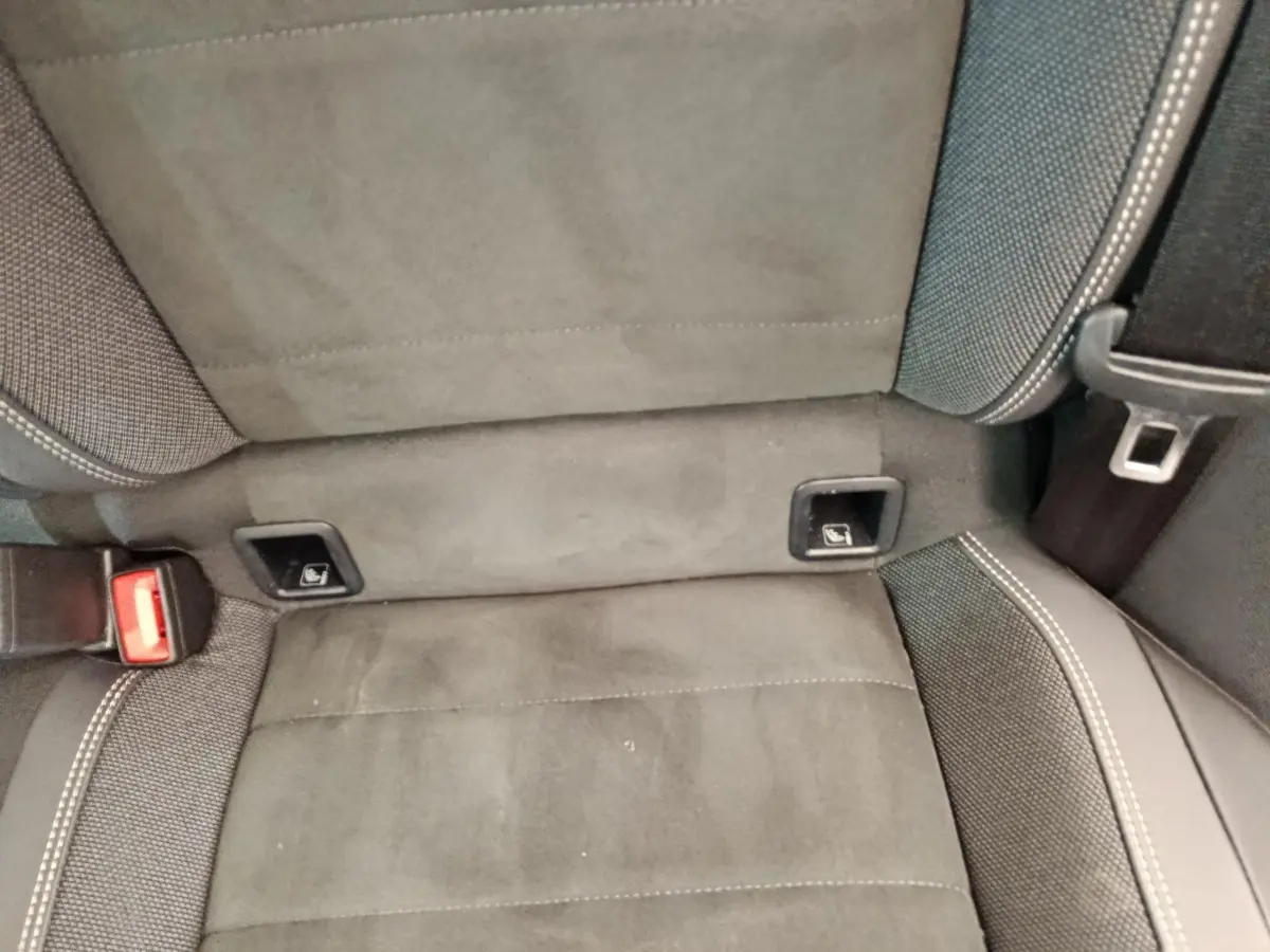 Gros plan sur la banquette arrière grise du Volkswagen Taigo 1.5 TSI 150 DSG Style avec fixations Isofix visibles.