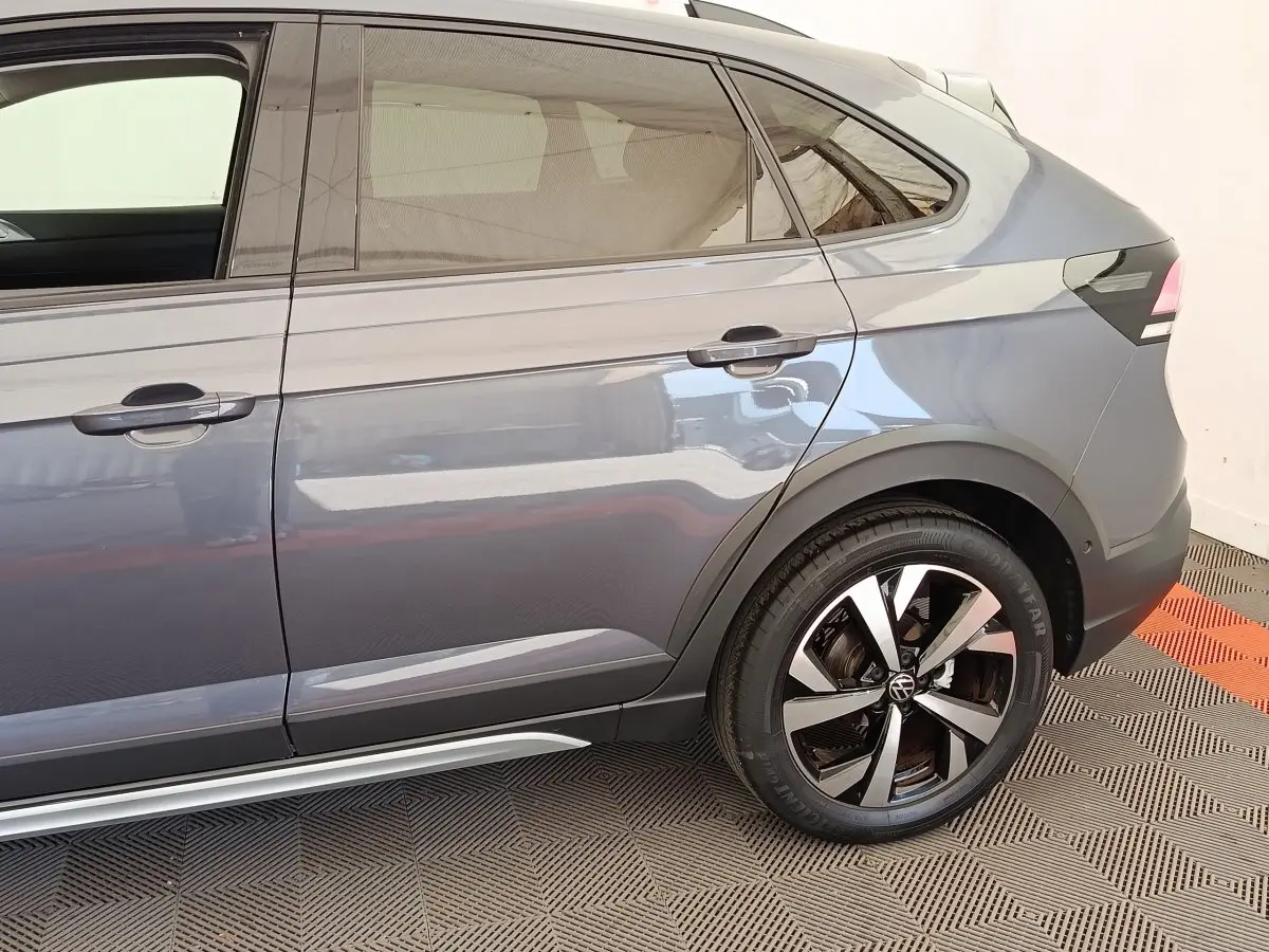 Vue latérale droite sur la partie arrière d’un Volkswagen Taigo gris foncé avec jante alliage et feux arrière LED.