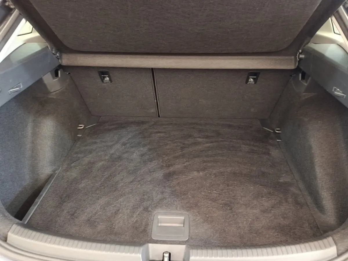 Coffre ouvert de Volkswagen Taigo 1.5 TSI 150 DSG Style 2023, vue intérieure avec revêtement gris foncé.