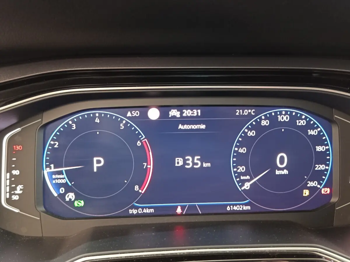 Affichage numérique du tableau de bord du Volkswagen Taigo gris foncé, indiquant autonomie 35 km et vitesse 0 km/h.