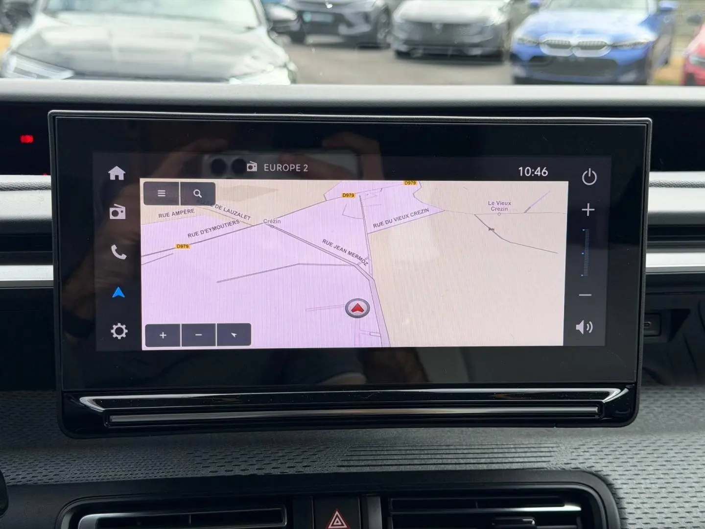 Écran tactile central affichant la navigation dans une Citroën C3 noire, vue intérieure frontale du tableau de bord.