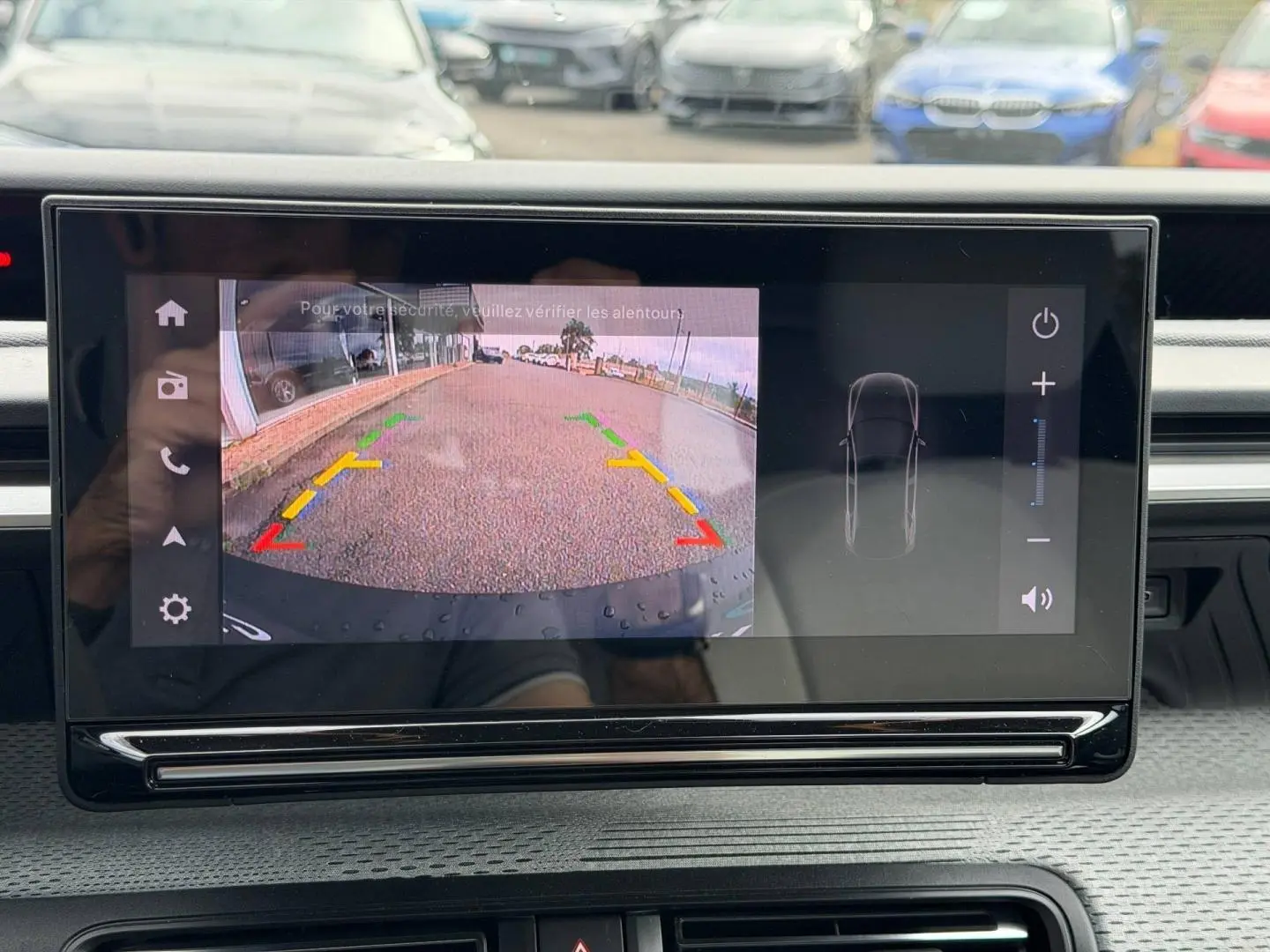 Écran intérieur de la Citroën C3 2025 montrant la caméra de recul avec lignes de guidage colorées.