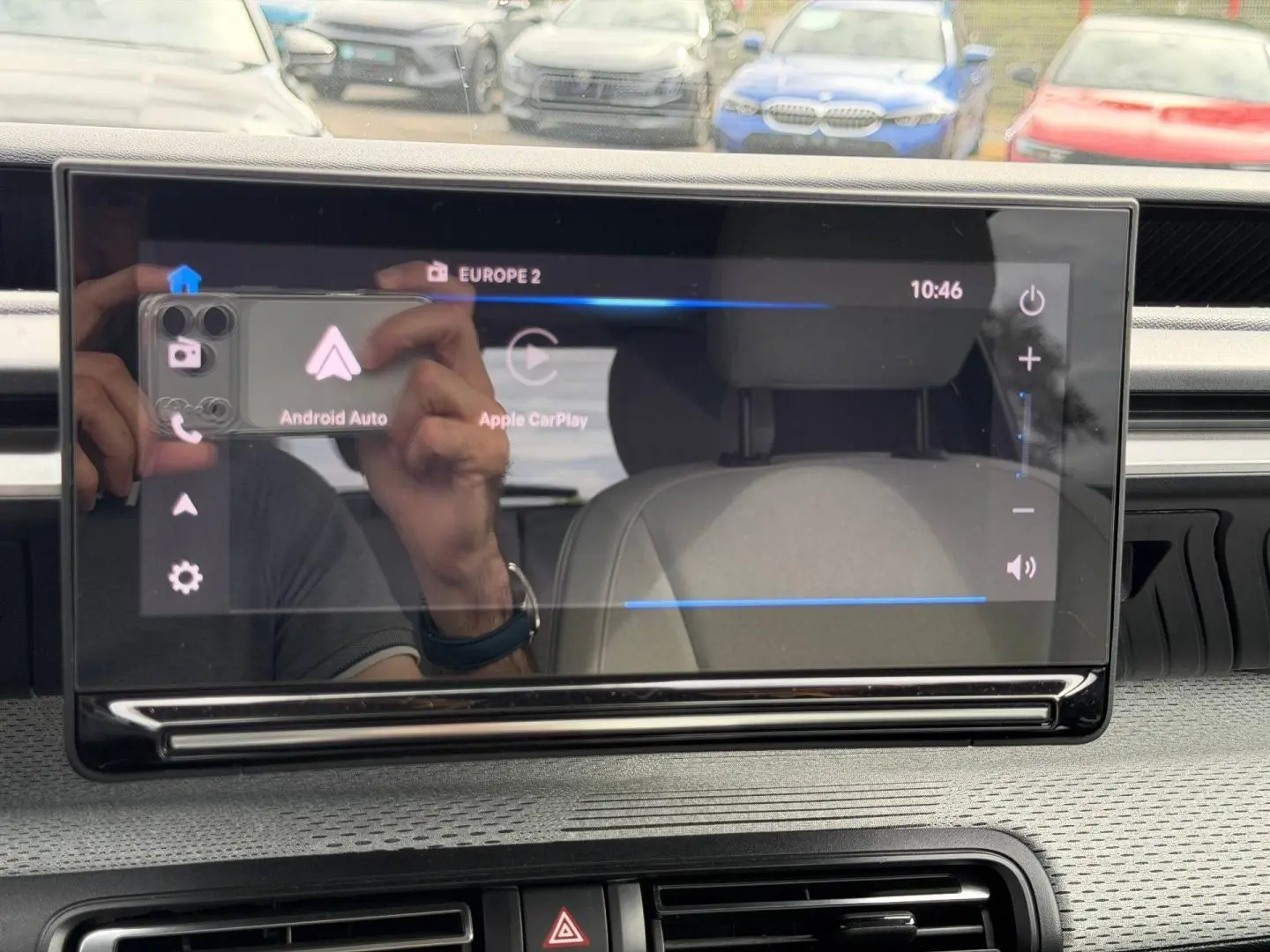 Écran tactile central du tableau de bord de la Citroën C3 2025 avec interface Android Auto et Apple CarPlay visible.