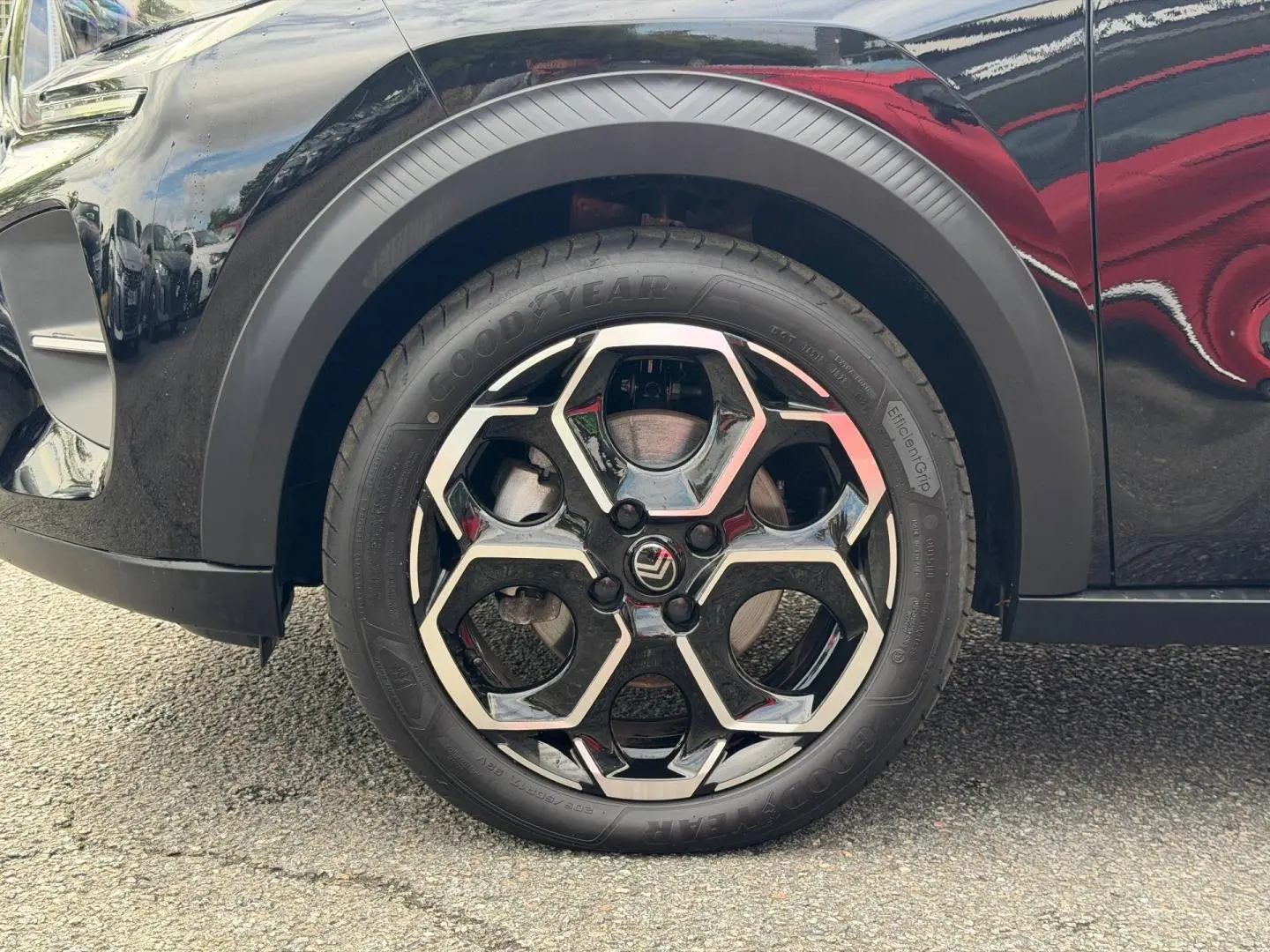 Gros plan sur la roue avant gauche noire d’une Citroën C3 1.2 Turbo 2025 avec jante hexagonale bicolore.