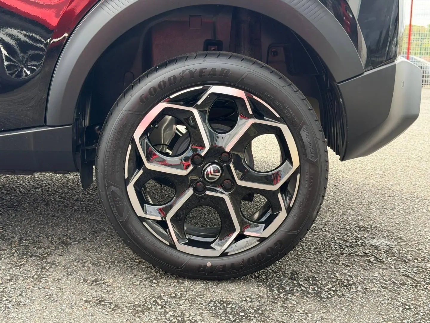 Gros plan sur la roue arrière droite noire d'une Citroën C3 1.2 Turbo 100ch MAX 2025 avec jante alliage au design géométrique.