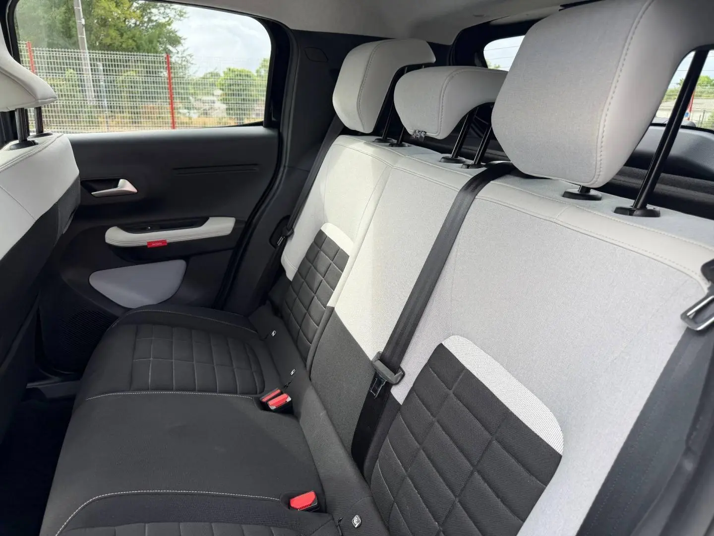 Vue intérieure côté droit des sièges arrière bicolores noir et gris du Citroën C3 1.2 Turbo 100ch MAX noir 2025.