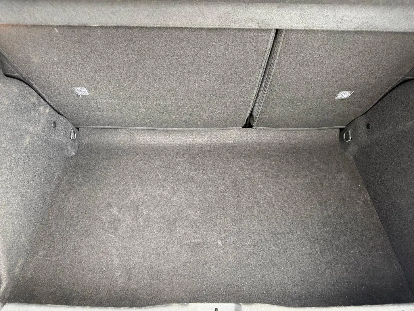 Coffre vide de la Citroën C3 1.2 Turbo 100ch MAX 2025, vue de dessus, revêtement intérieur gris foncé.