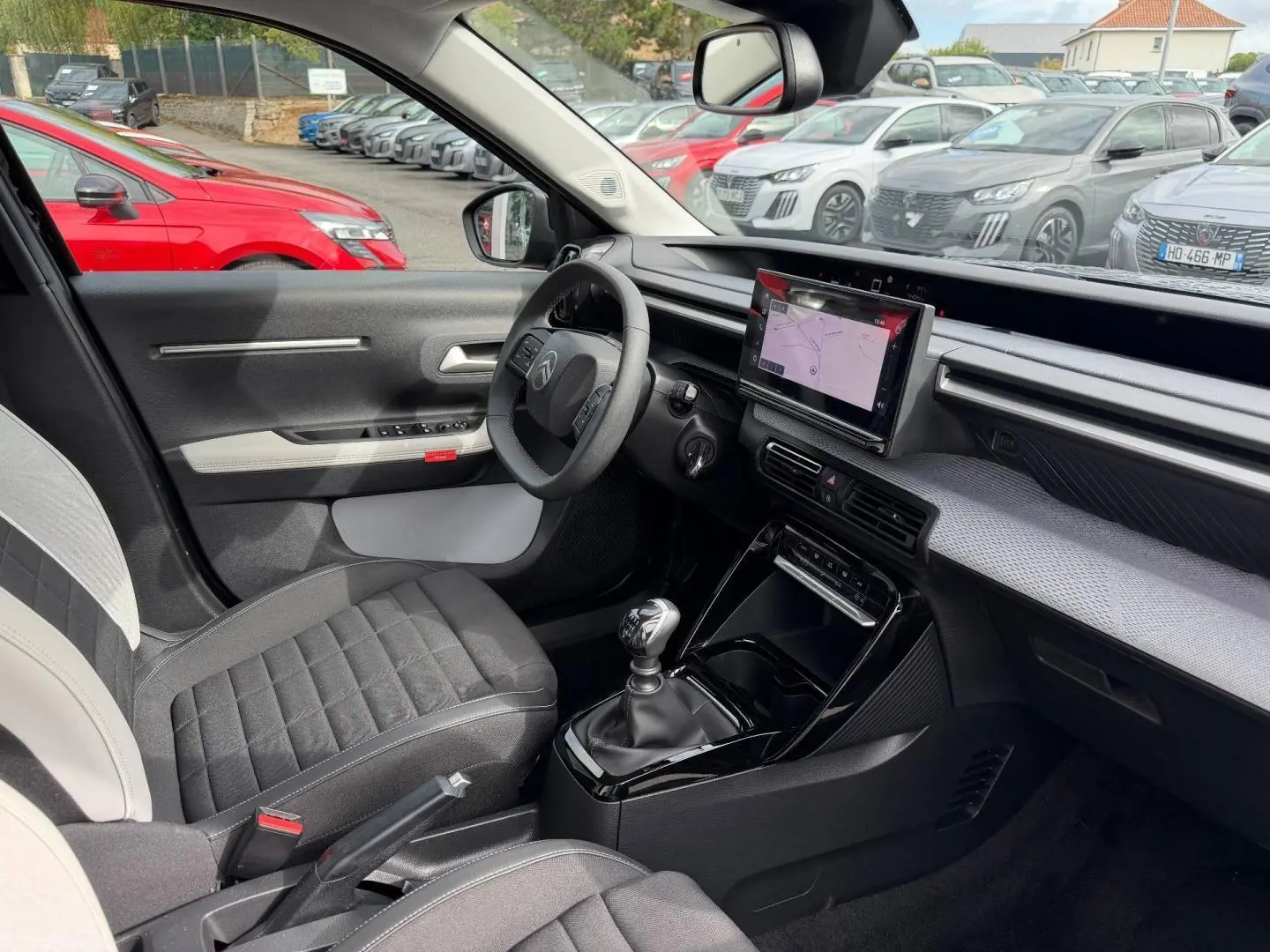 Intérieur de la Citroën C3 1.2 Turbo 2025 vu côté conducteur, avec tableau de bord noir et écran tactile central.