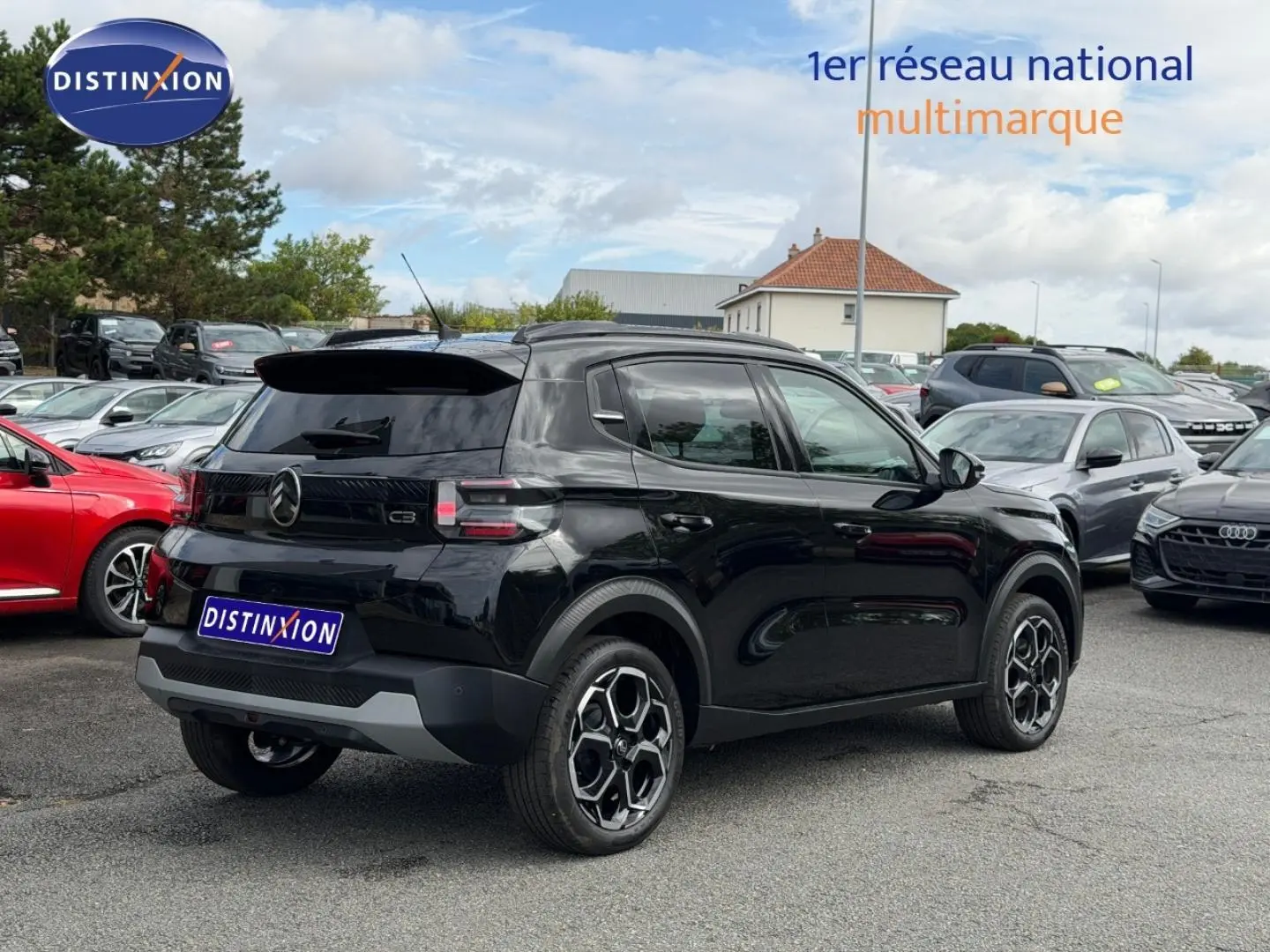 Vue 3/4 arrière droite d'une Citroën C3 1.2 Turbo 100ch MAX noire 2025 avec jantes distinctives en concession.