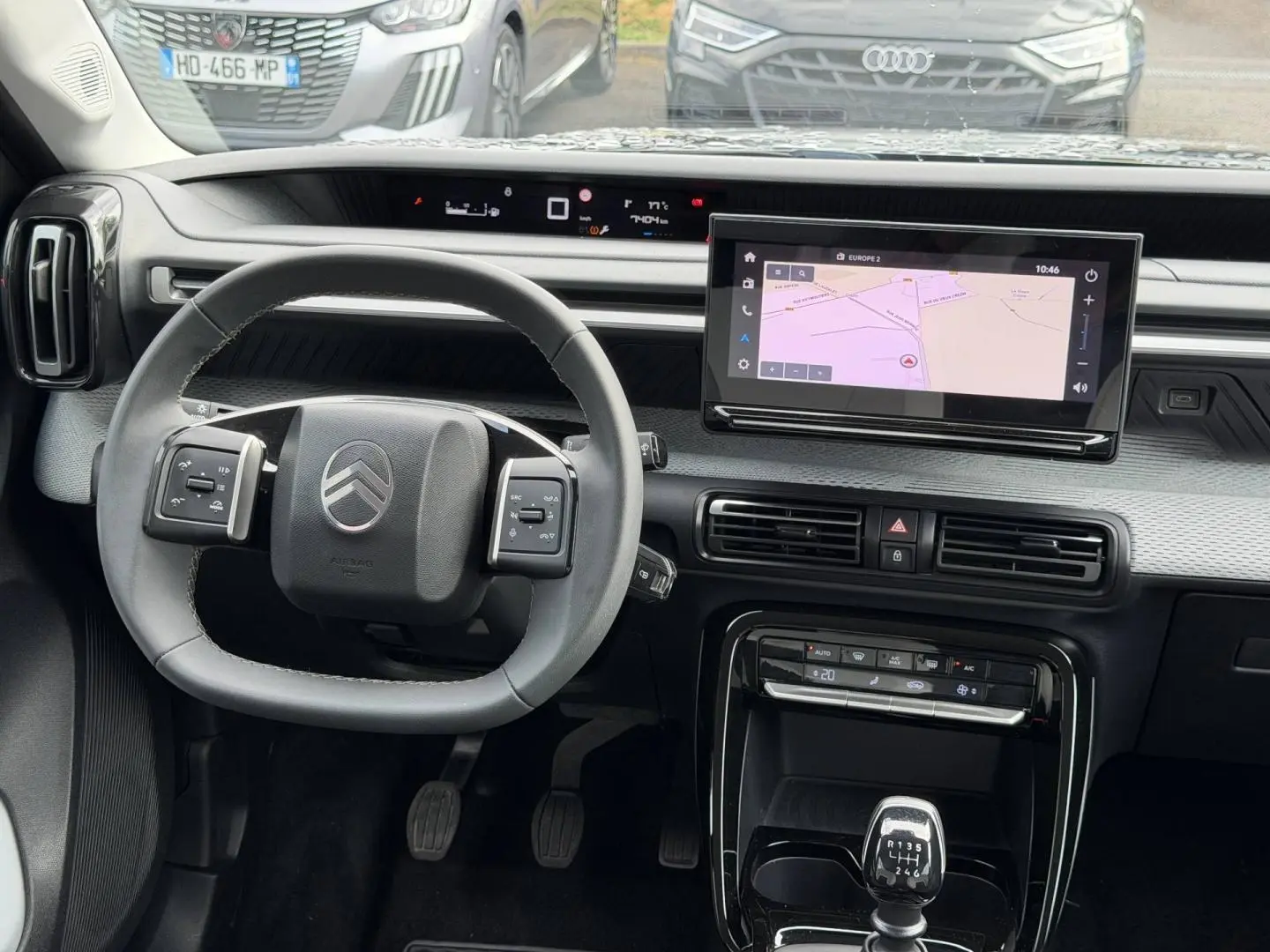 Vue intérieure centrée sur le volant et la console centrale d'une Citroën C3 noire avec boîte manuelle et écran tactile.