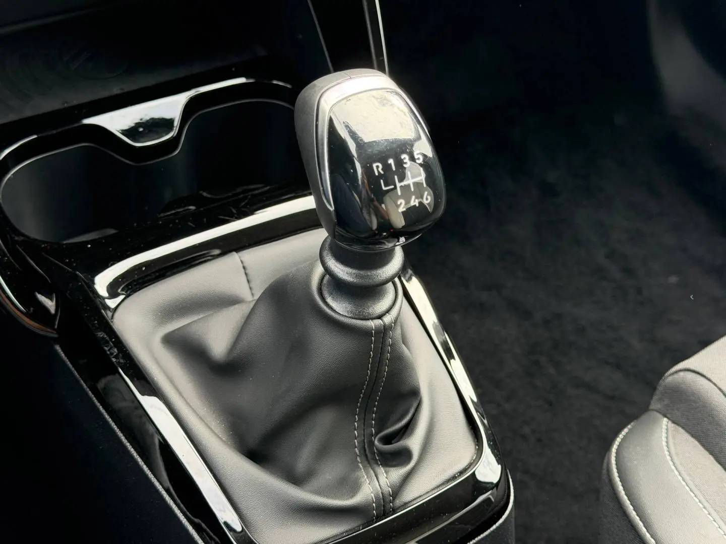 Gros plan sur le levier de vitesses manuel noir de la Citroën C3 1.2 Turbo 100ch MAX 2025, entouré de garnitures brillantes.