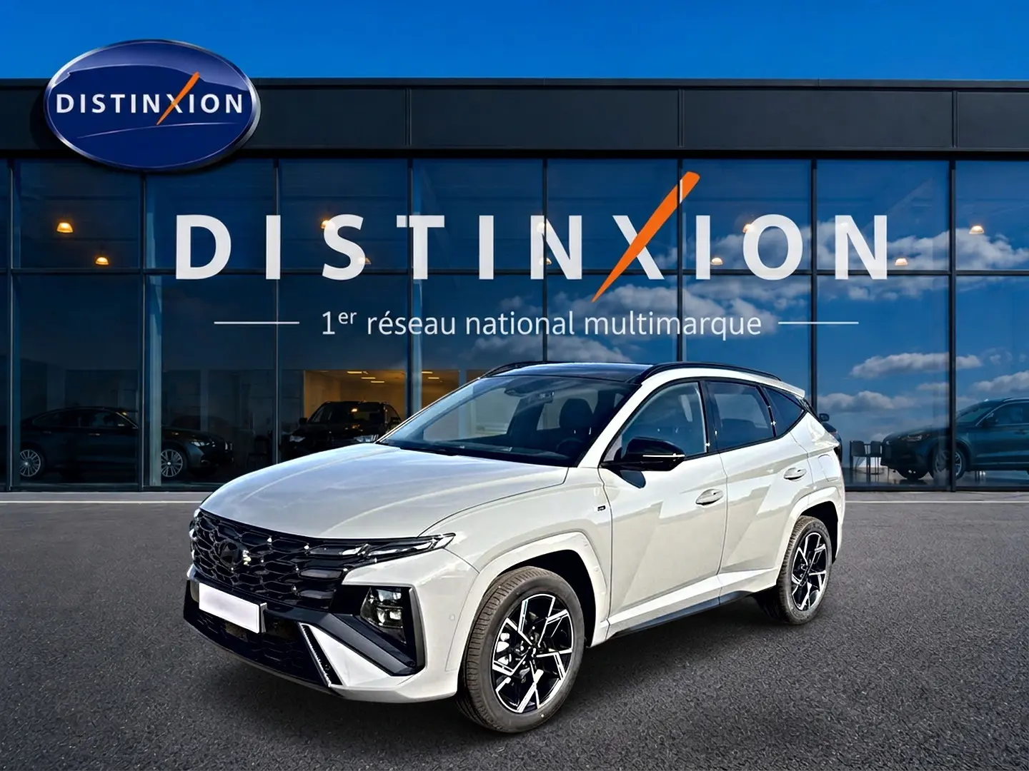 Hyundai Tucson 2026 gris Shadow en 3/4 avant droit avec calandre noire et jantes alu noires.