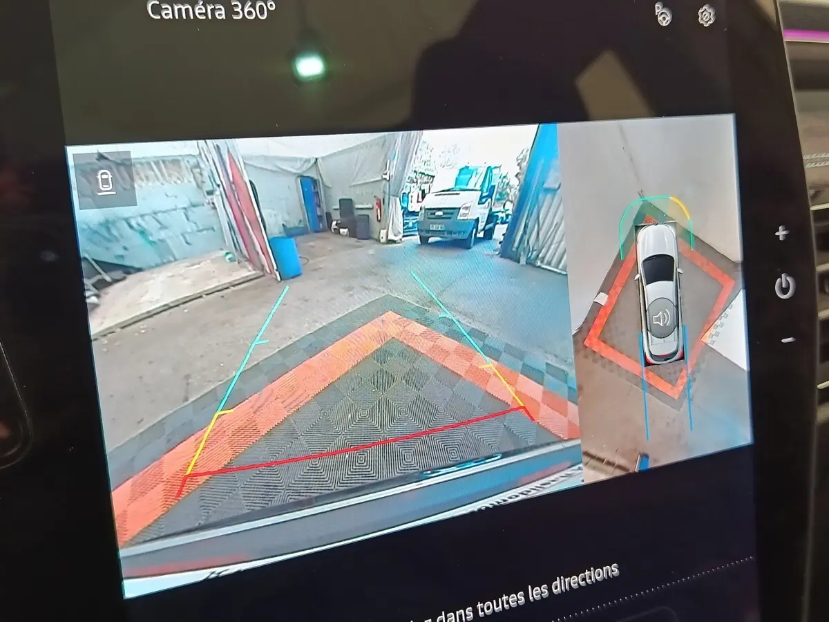 Affichage de la caméra 360° du Renault Austral gris clair, vue arrière avec lignes de guidage pour le stationnement.