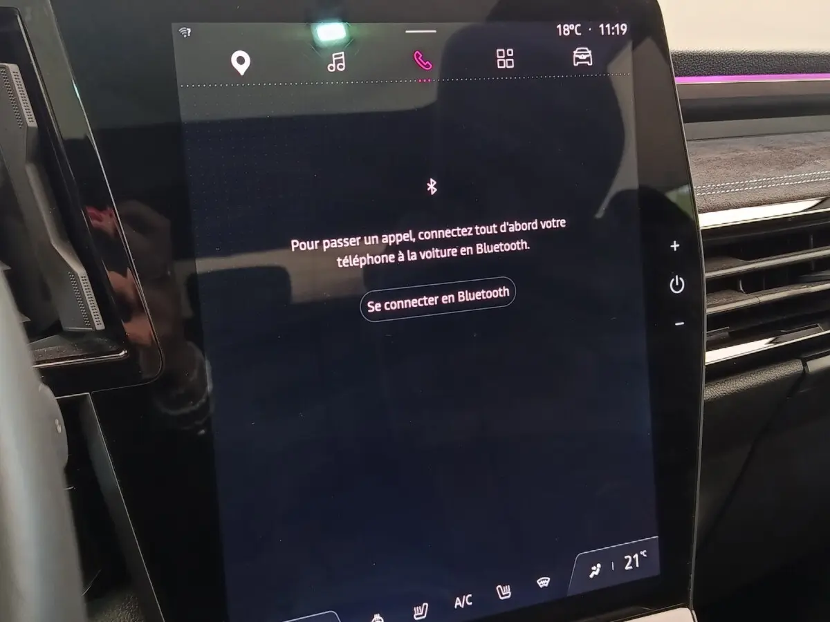 Écran tactile central noir affichant la connexion Bluetooth dans l'habitacle du Renault Austral gris clair 2024.