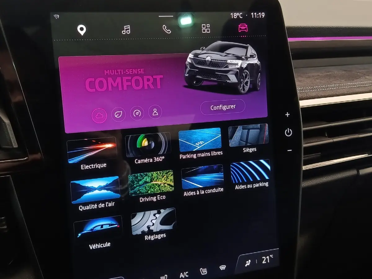 Écran tactile central du Renault Austral 2024 affichant le mode confort avec une image du SUV noir en 3/4 avant.