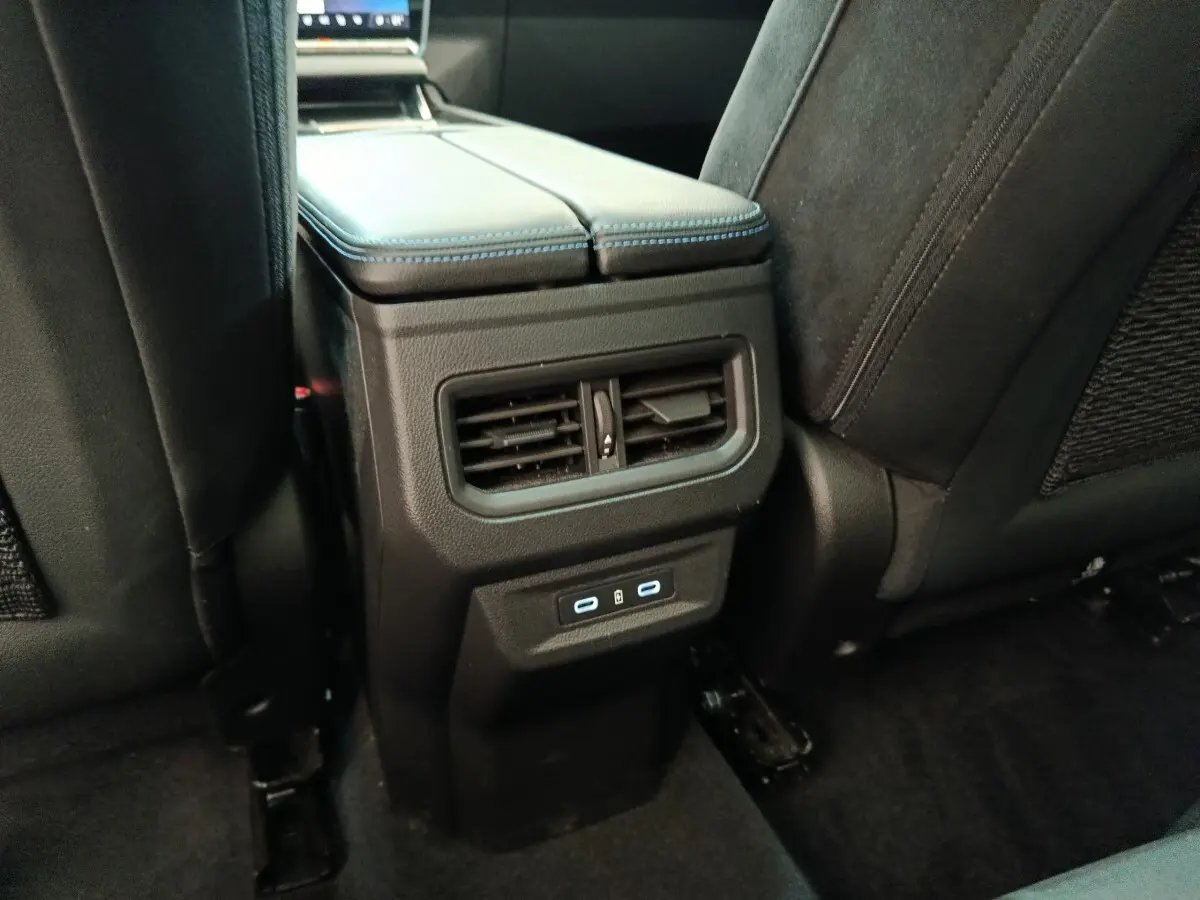 Vue rapprochée de la console centrale arrière du Renault Austral gris clair, avec bouches d’aération et ports USB.