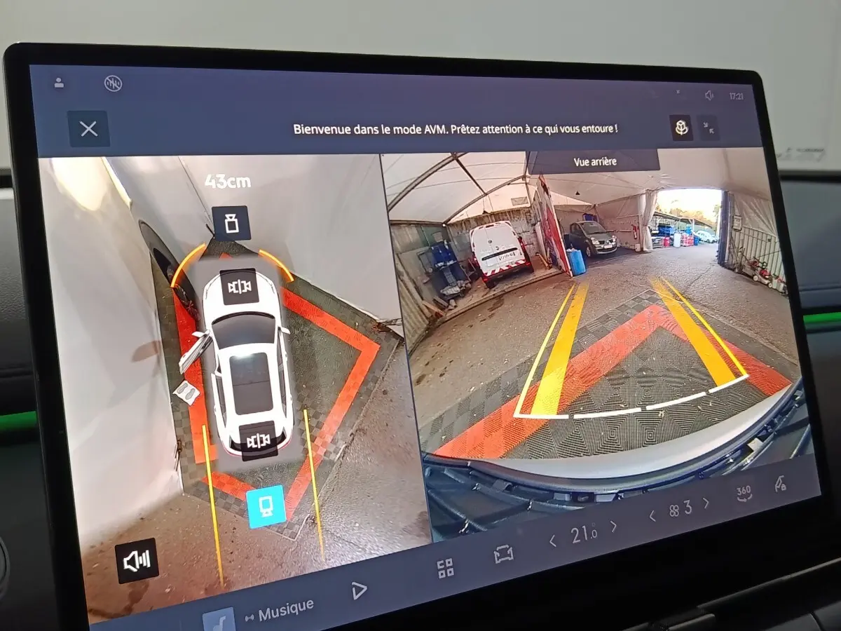 Affichage caméra 360° et vue arrière du Geely Starray gris clair en stationnement dans un garage.