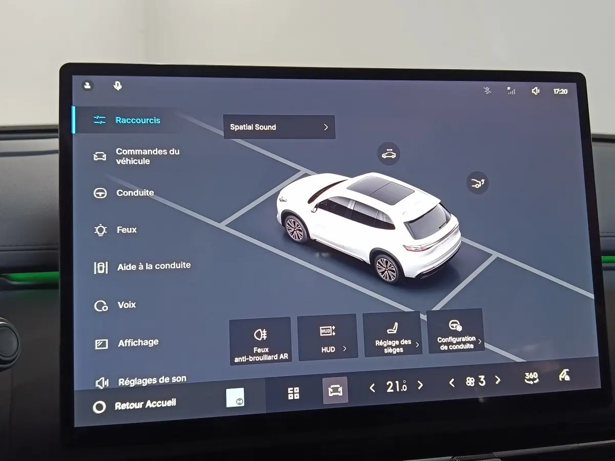 Écran tactile central affichant une vue 3D du SUV GEELY STARRAY gris clair avec toit vitré, interface de réglages.