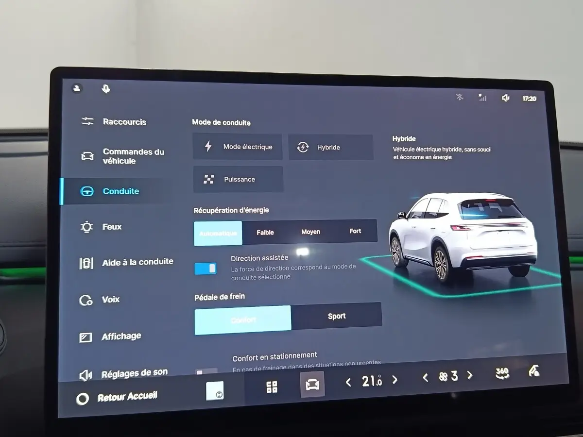 Écran tactile intérieur montrant le menu de conduite avec une illustration 3/4 arrière d’un SUV blanc.