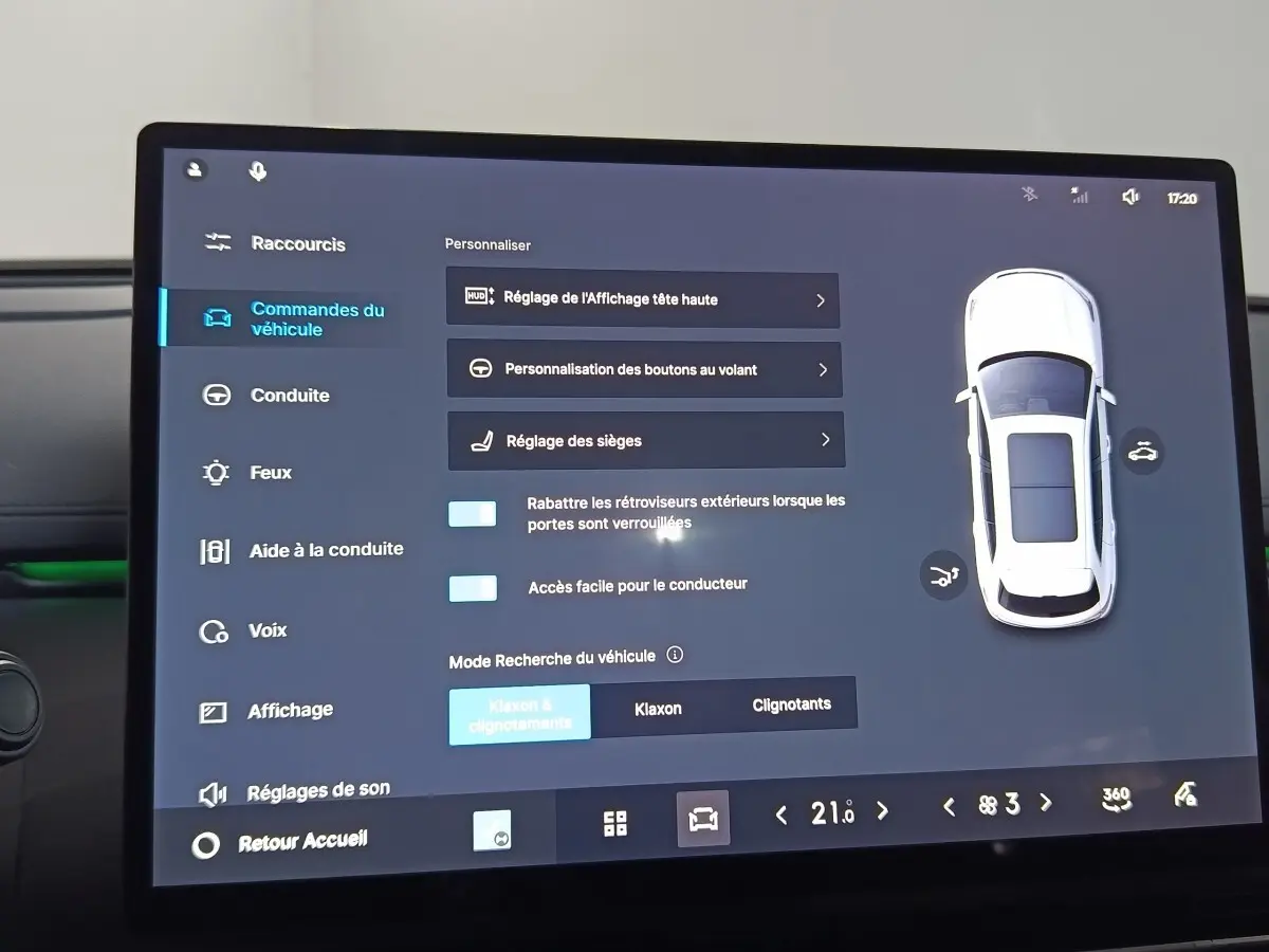 Écran tactile central affichant les commandes du véhicule Geely STARRAY 1.5 EM-I PHEV Max+ en vue intérieure.