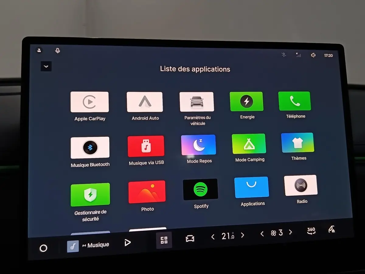Écran tactile central affichant la liste des applications du GEELY STARRAY 1.5 EM-I PHEV Max+ gris clair.
