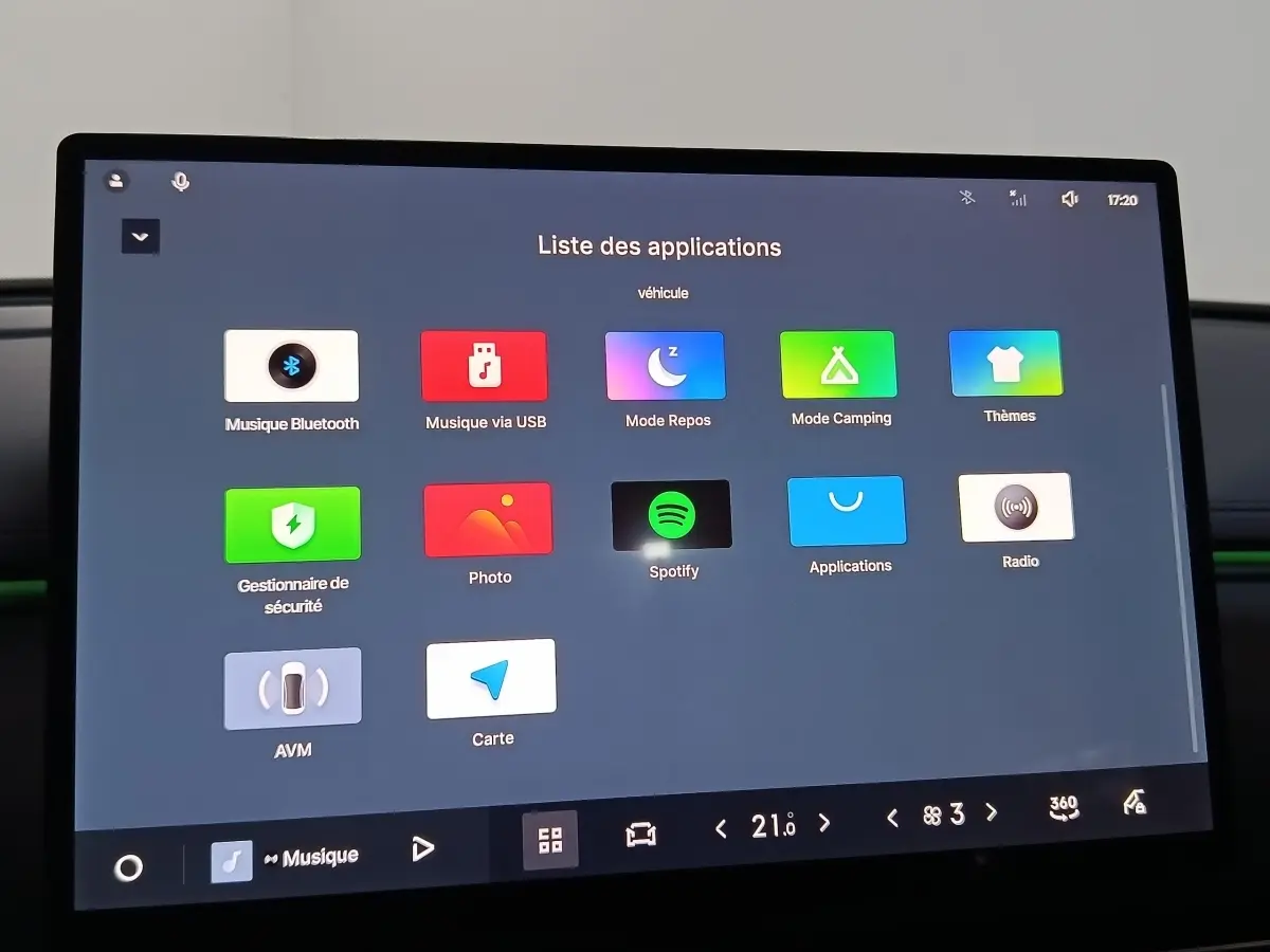 Écran tactile central affichant la liste des applications du véhicule Geely STARRAY 1.5 EM-I PHEV Max+ 2026.