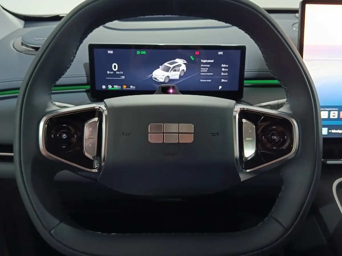 Vue rapprochée du volant noir et du combiné d'instruments numérique du Geely STARRAY hybride rechargeable 2026.