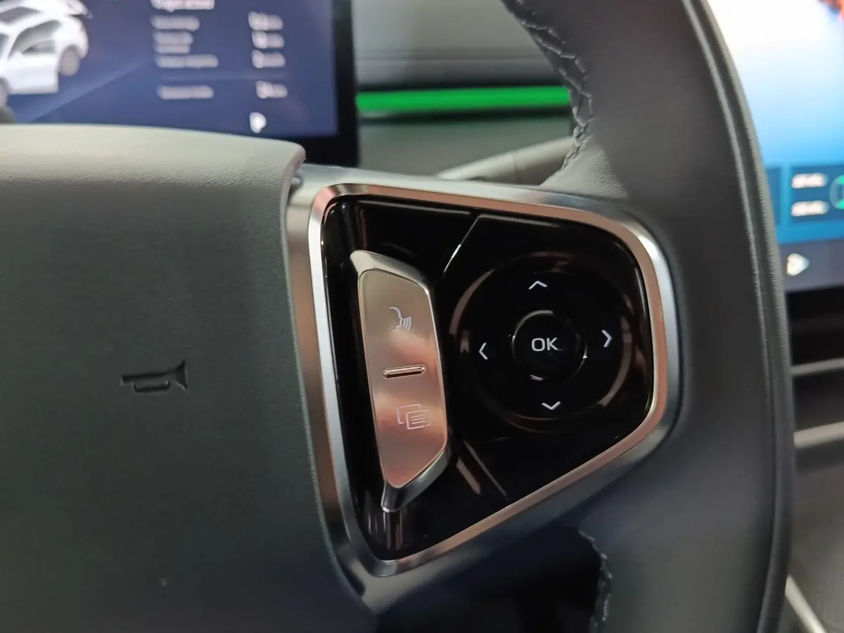 Gros plan sur les commandes multifonctions à droite du volant cuir noir du Geely STARRAY gris clair 2026.