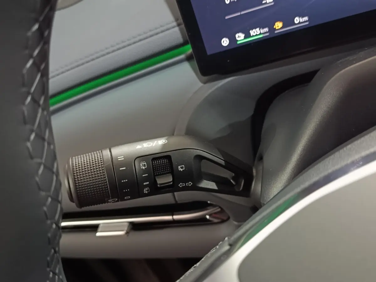 Gros plan sur la commande de clignotants et essuie-glaces du tableau de bord gris clair du Geely STARRAY 1.5 EM-I PHEV Max+