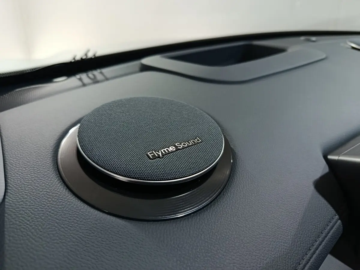 Gros plan sur le haut-parleur Flyme Sound intégré au tableau de bord noir du Geely STARRAY 1.5 EM-I PHEV Max+ 2026.