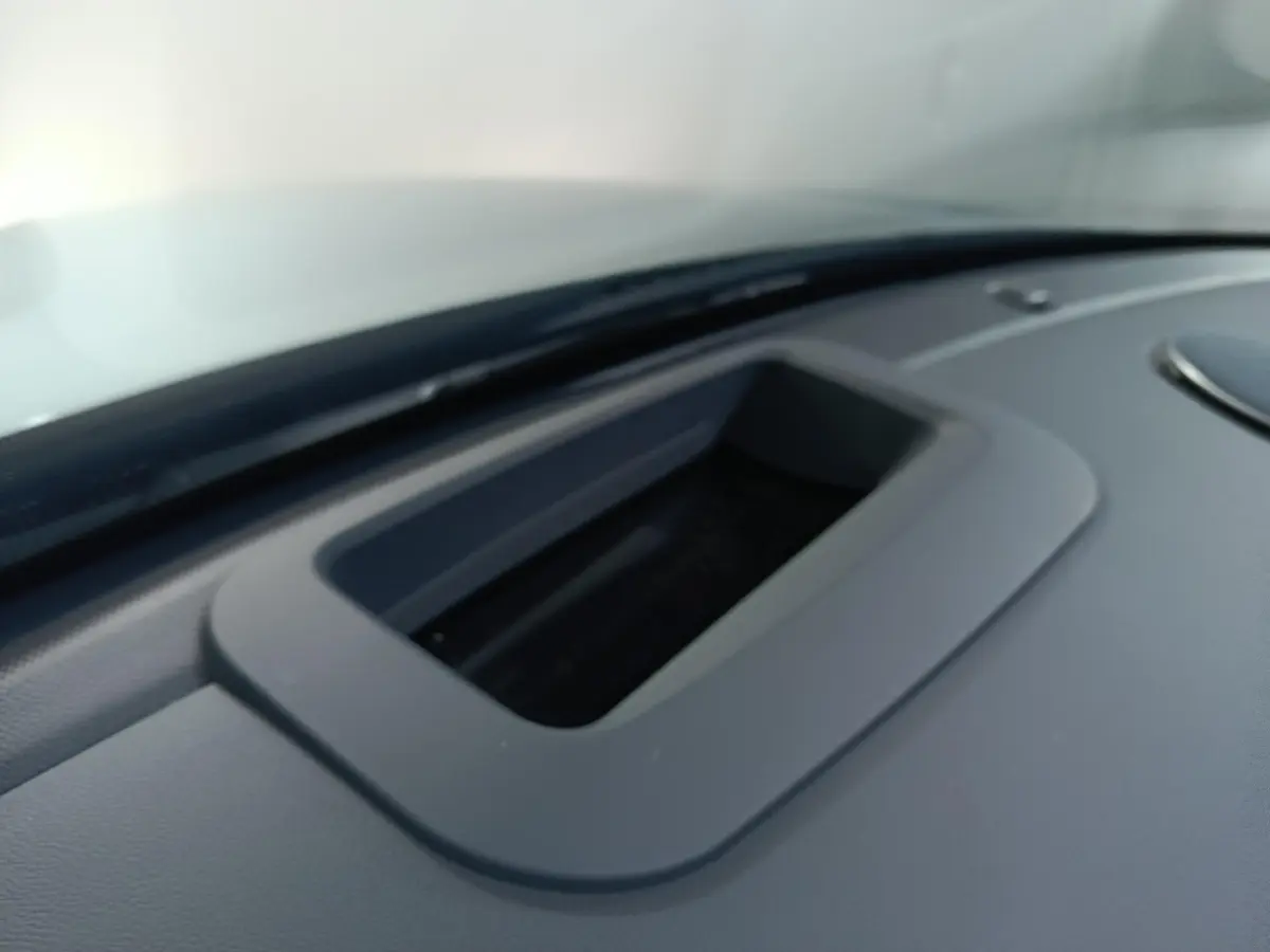 Détail du tableau de bord gris clair du Geely STARRAY 1.5 EM-I PHEV Max+ avec ouverture rectangulaire intégrée.