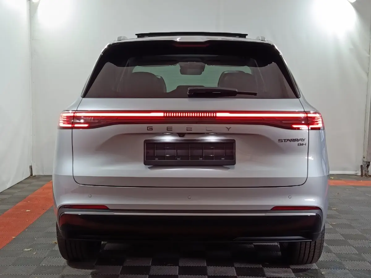 Vue arrière du SUV Geely Starray gris clair avec feux arrière LED en bandeau lumineux et toit vitré ouvert.