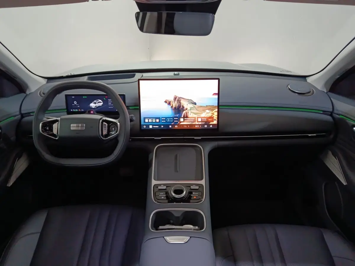 Vue intérieure avant du tableau de bord du Geely STARRAY gris clair avec grand écran tactile central et volant multifonctions.