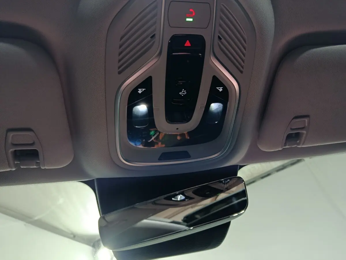 Vue intérieure du plafond avec panneau de commandes lumineux et rétroviseur noir du Geely STARRAY gris clair 2026.
