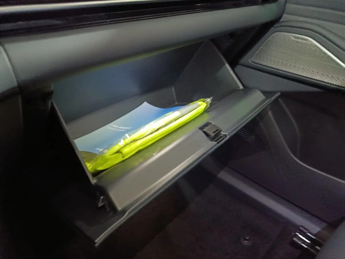 Gant de boîte à gants ouvert côté passager du Geely STARRAY 1.5 EM-I PHEV Max+ gris clair, intérieur sombre.