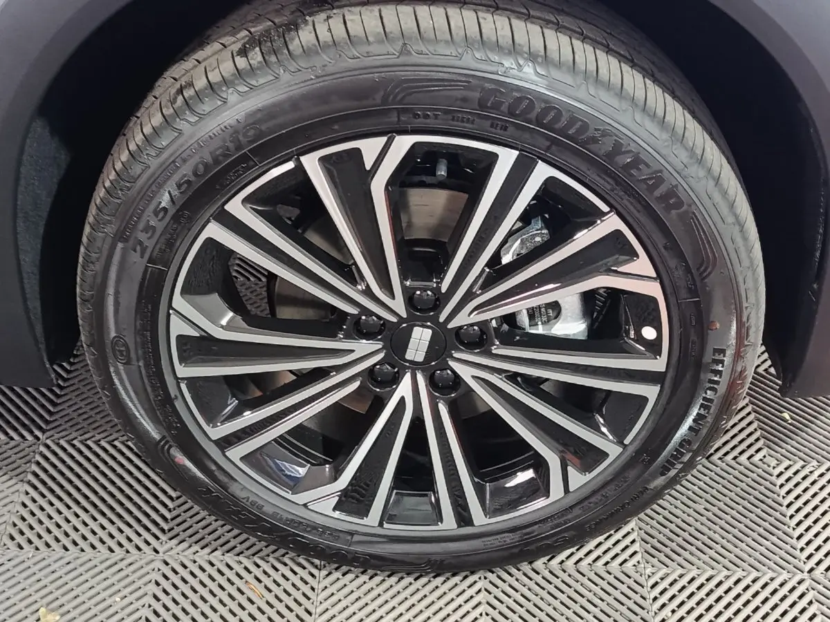 Gros plan sur la jante alliage noire et argentée du côté avant droit du Geely STARRAY gris clair hybride rechargeable.