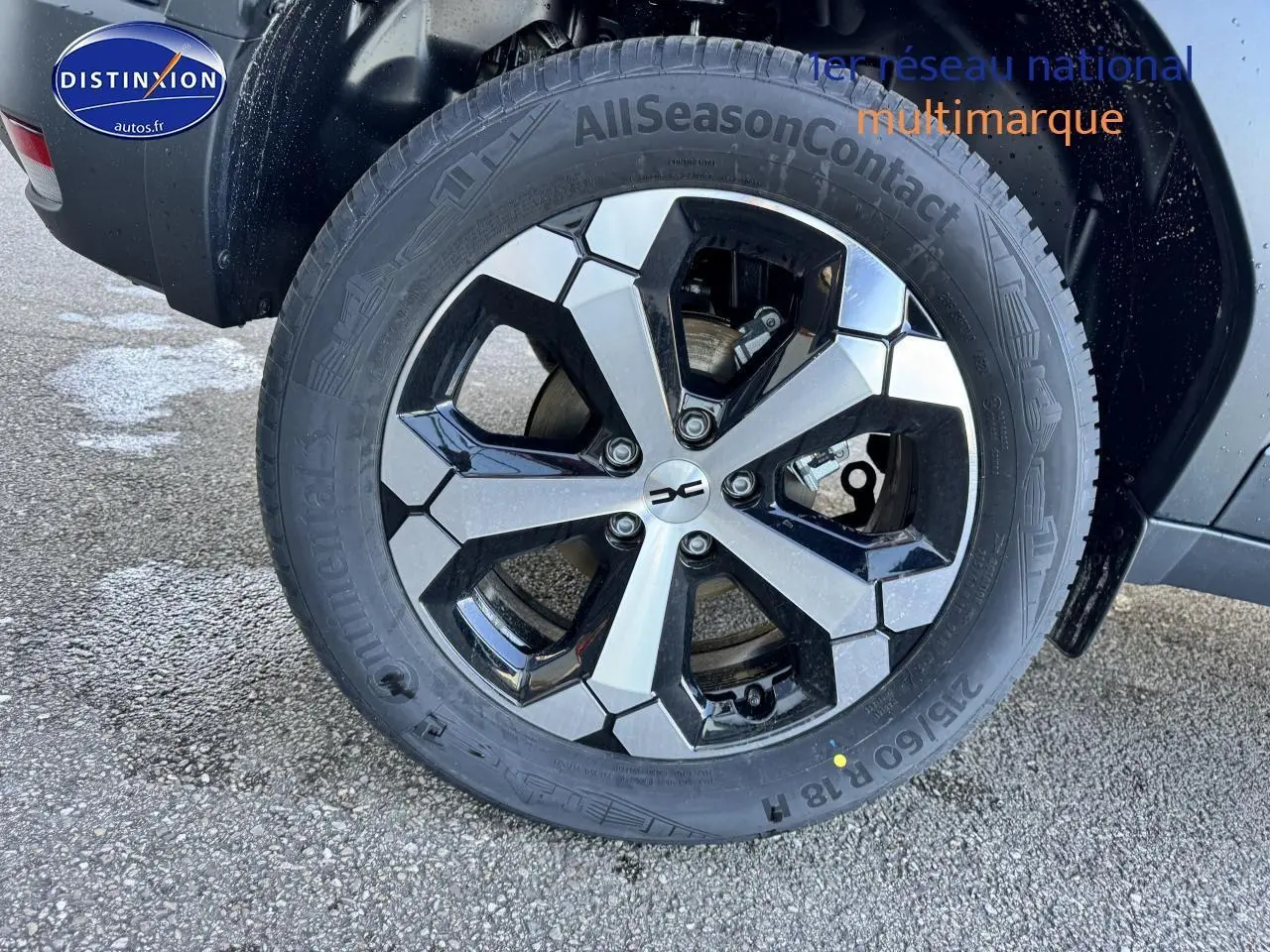 Gros plan sur la roue arrière droite du Dacia Duster 2025 vert cèdre avec jante alliage noire et argent.