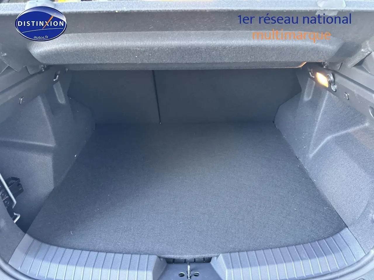 Coffre ouvert vu de face, intérieur spacieux et propre du Dacia Duster vert cèdre 2025.