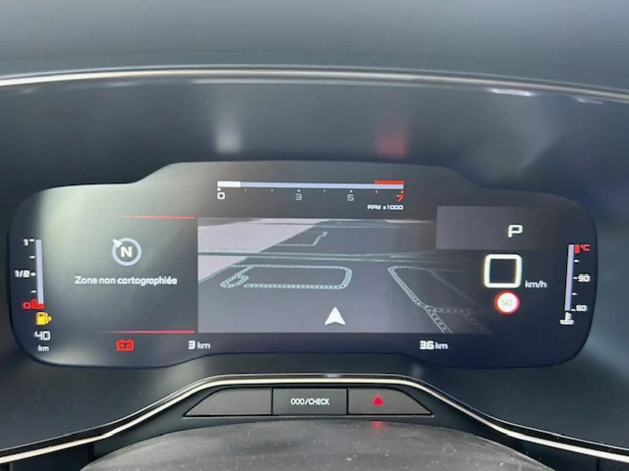 Affichage numérique du combiné de bord du Citroën C5 Aircross 2025 avec navigation et compte-tours visible.
