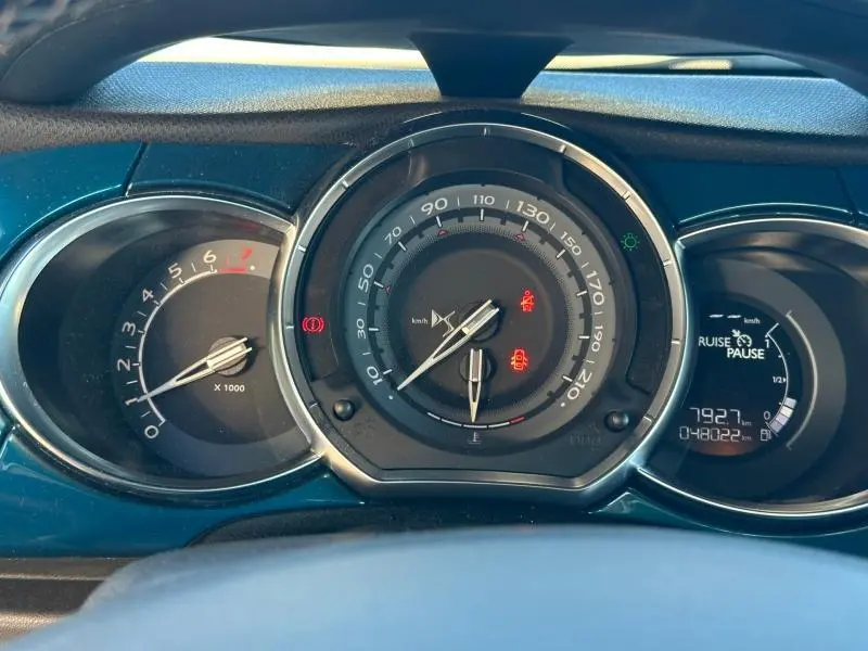 Vue rapprochée du tableau de bord du DS3 noir, affichant compte-tours, vitesse et écran digital avec indicateurs allumés.