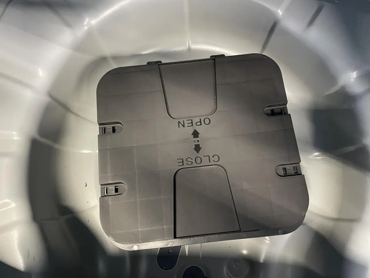 Coffre de roue de secours gris clair vu de dessus dans une Renault Clio 1.5 Blue dCi 2025.