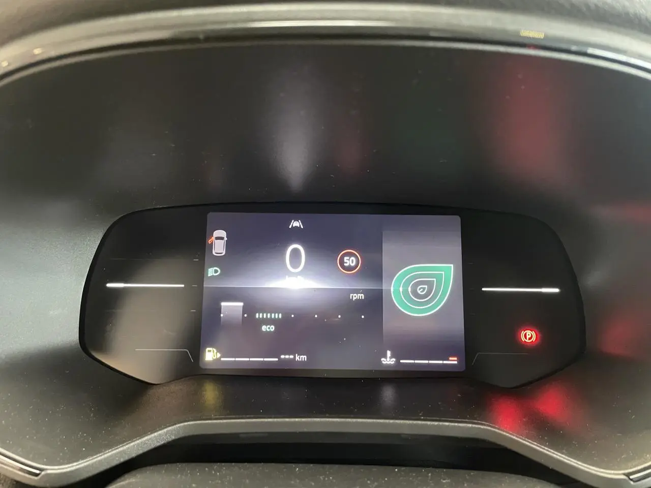 Gros plan sur le tableau de bord numérique de la Renault Clio 1.5 Blue dCi 2025 affichant la vitesse et indicateurs eco.