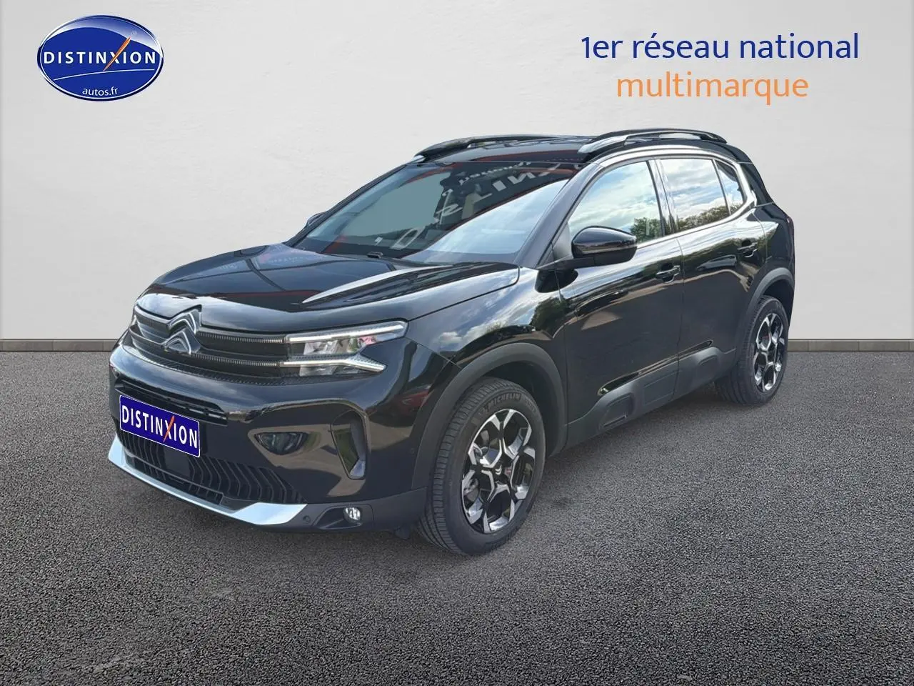 Citroën C5 Aircross noir perla nera vue 3/4 avant droit avec jantes alu et barres de toit visibles.